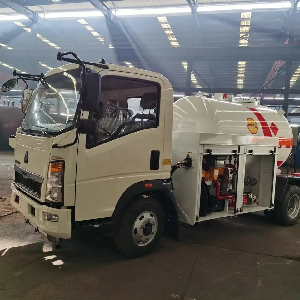 3 Metric Tons 3000L LPG Bobtail Truck HOWO
