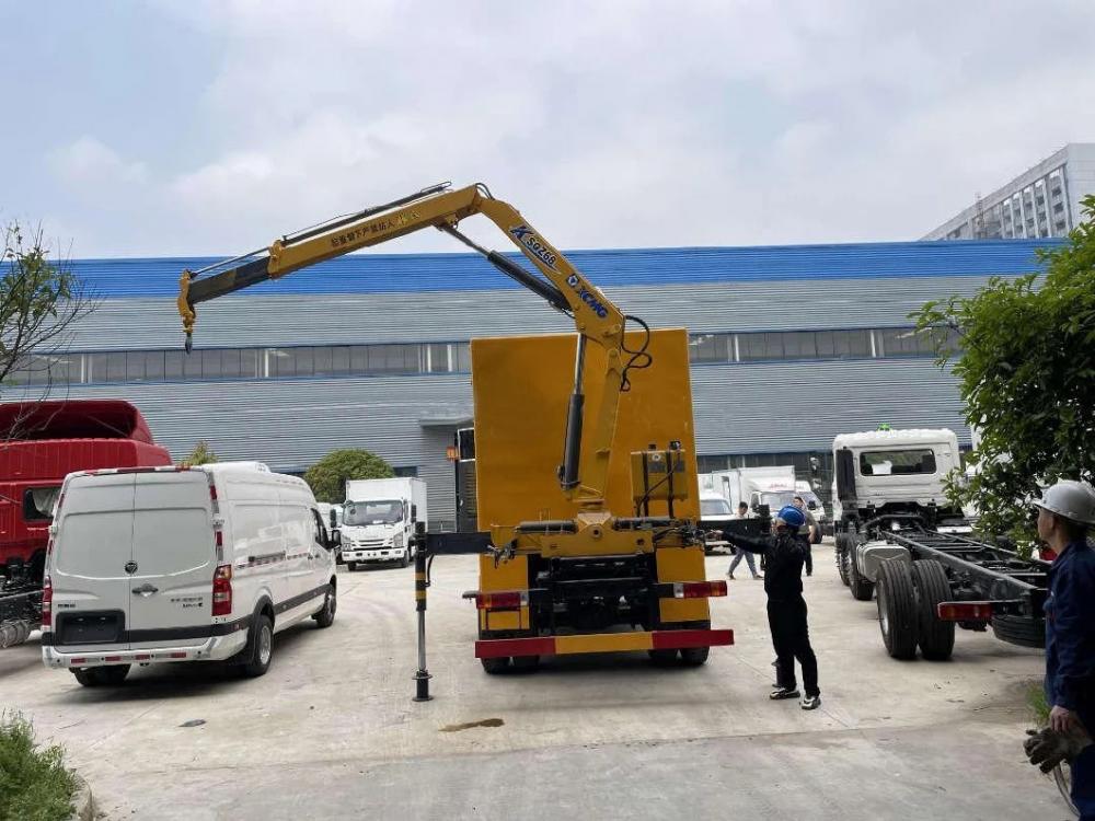 FAW 4X2 Maintenance Lorry Mobile Workshop Service Truck with 5tons Crane