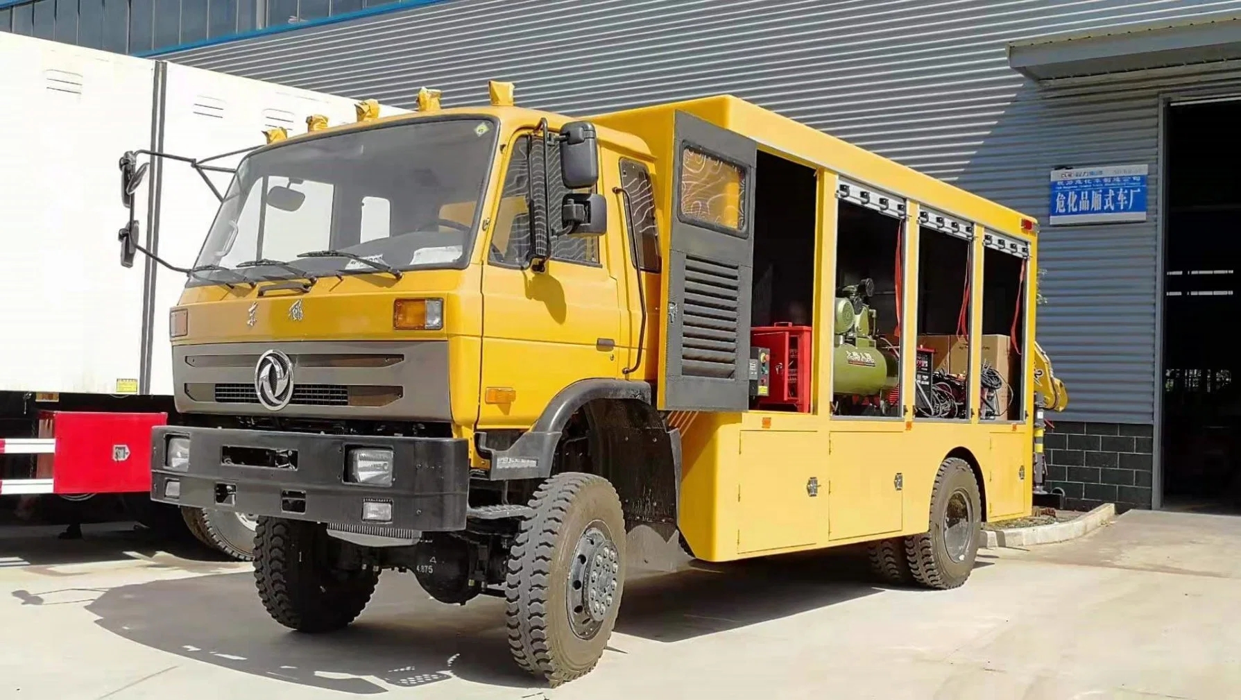 Dongfeng Workshop Tools Supply Mobile Repair Truck with 3.2tons Crane