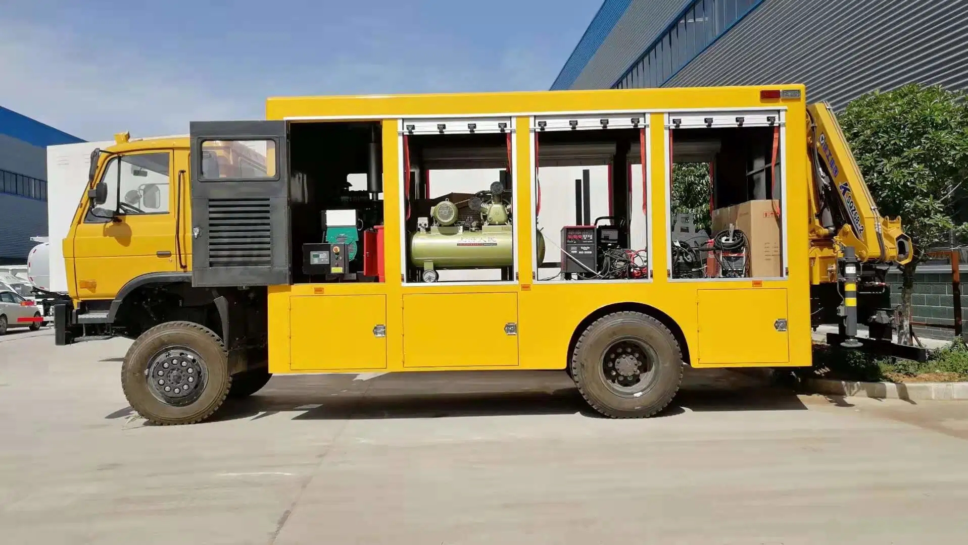 Dongfeng Workshop Tools Supply Mobile Repair Truck with 3.2tons Crane