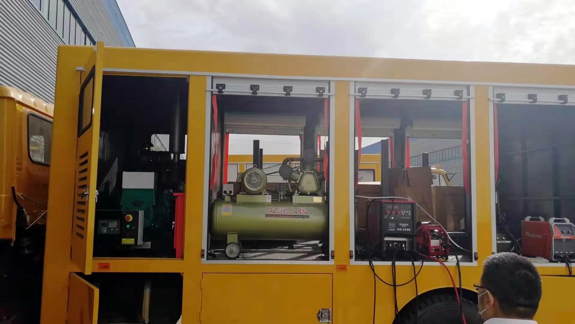 Dongfeng Workshop Tools Supply Mobile Repair Truck with 3.2tons Crane