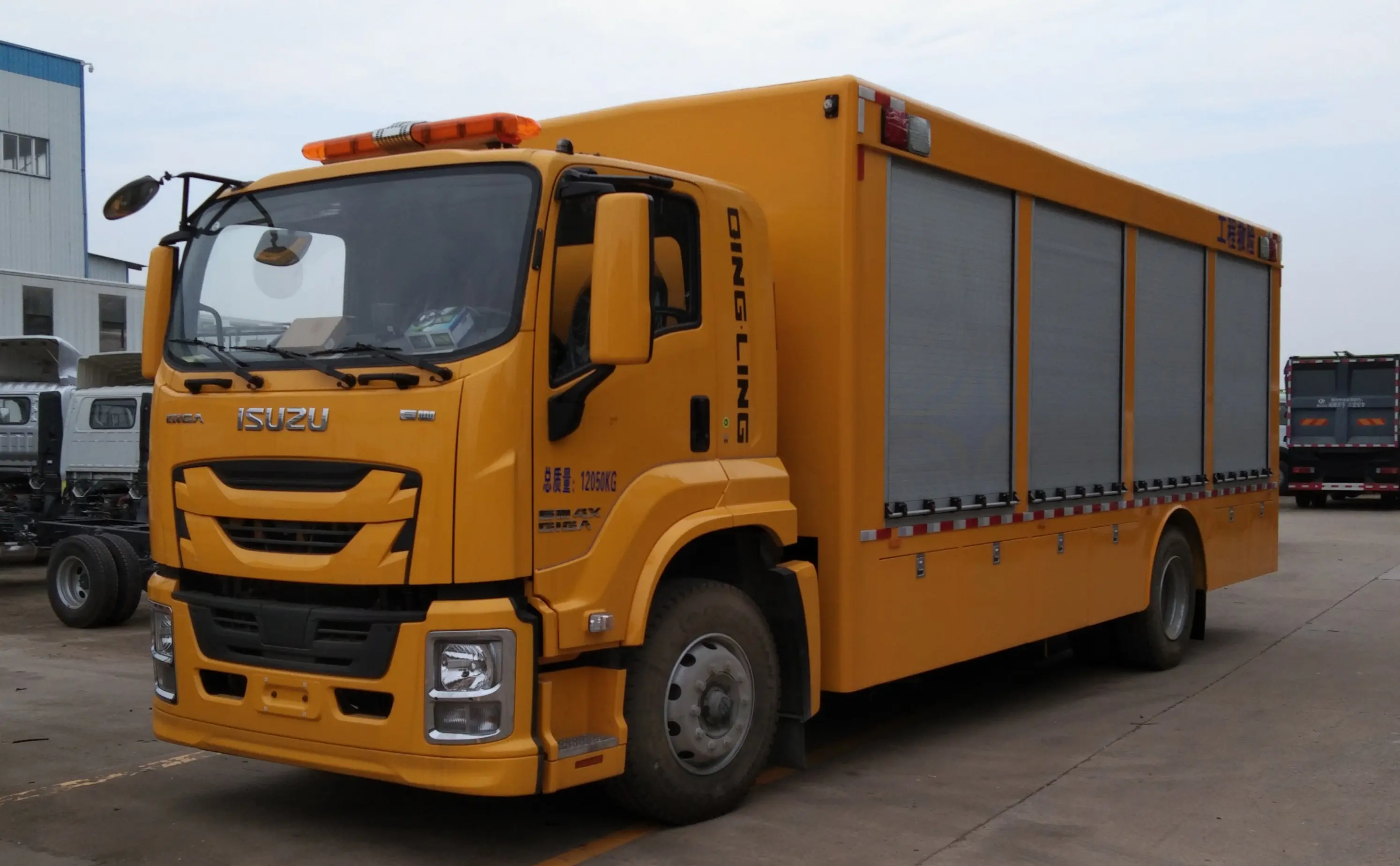 ISUZU 4X2 6 Wheel Maintenance Lorry Mobile Workshop Service Truck with Hydraulic Tailboard