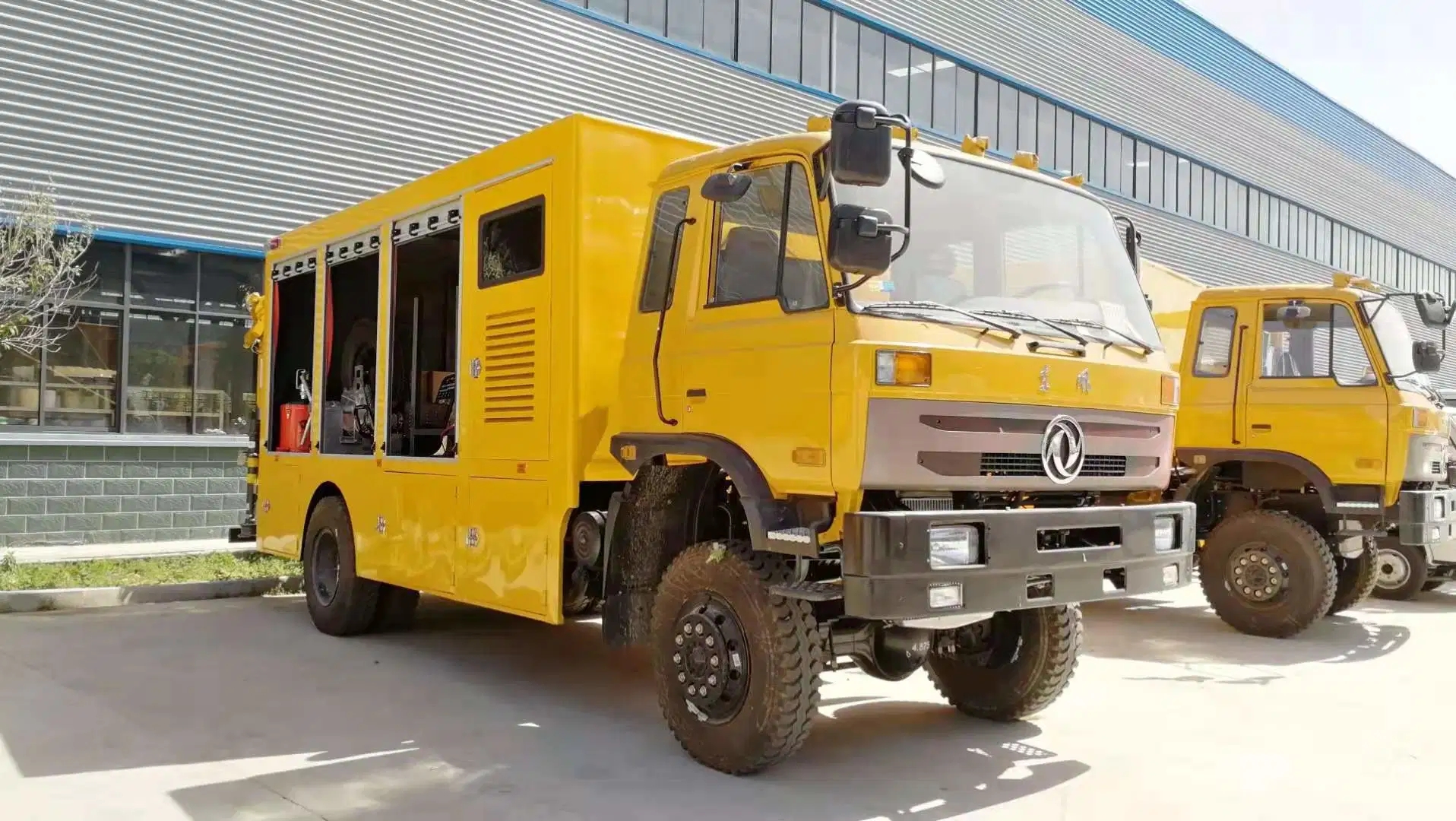 Dongfeng Workshop Tools Supply Mobile Repair Truck with 3.2tons Crane