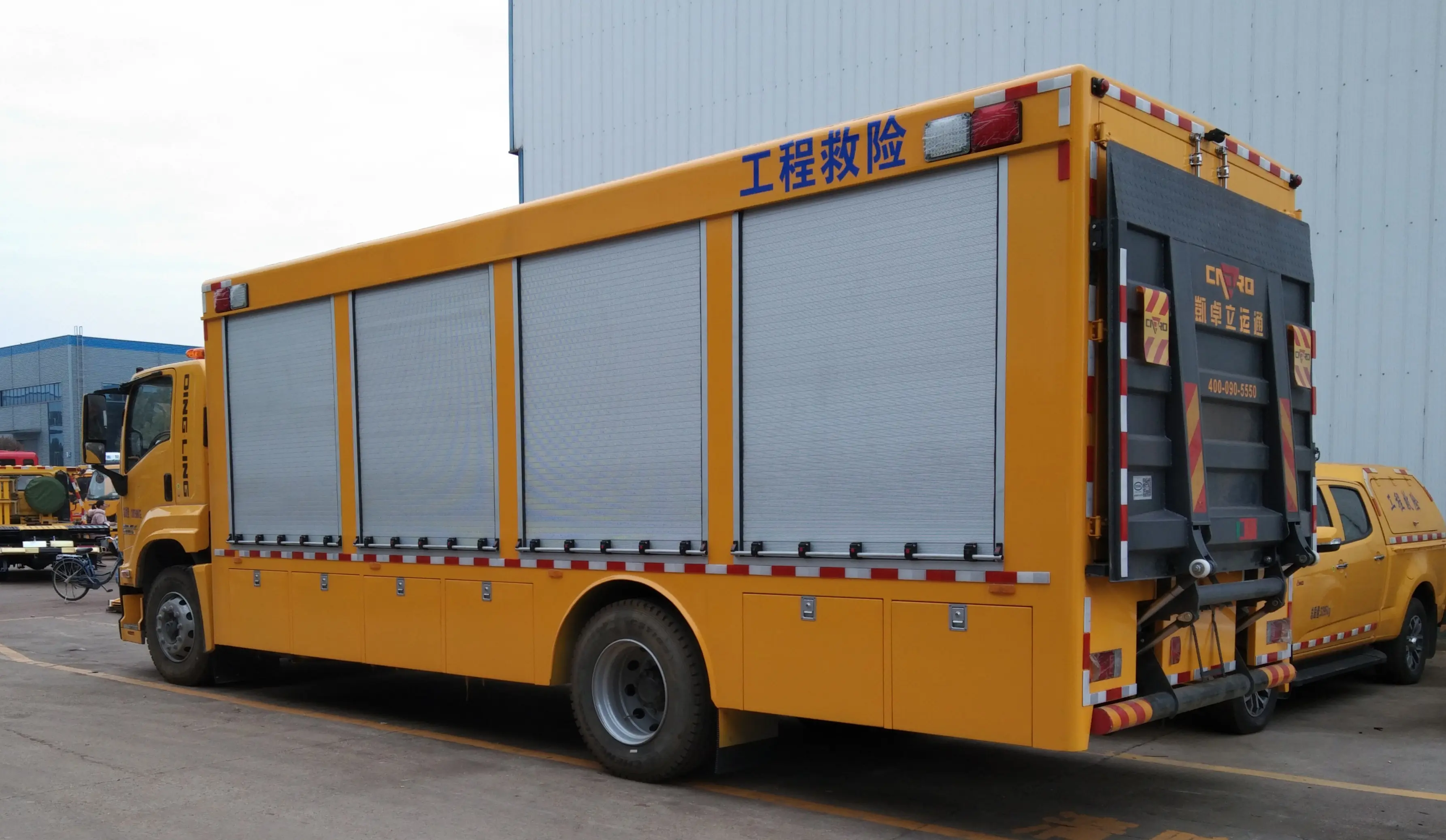 ISUZU 4X2 6 Wheel Maintenance Lorry Mobile Workshop Service Truck with Hydraulic Tailboard