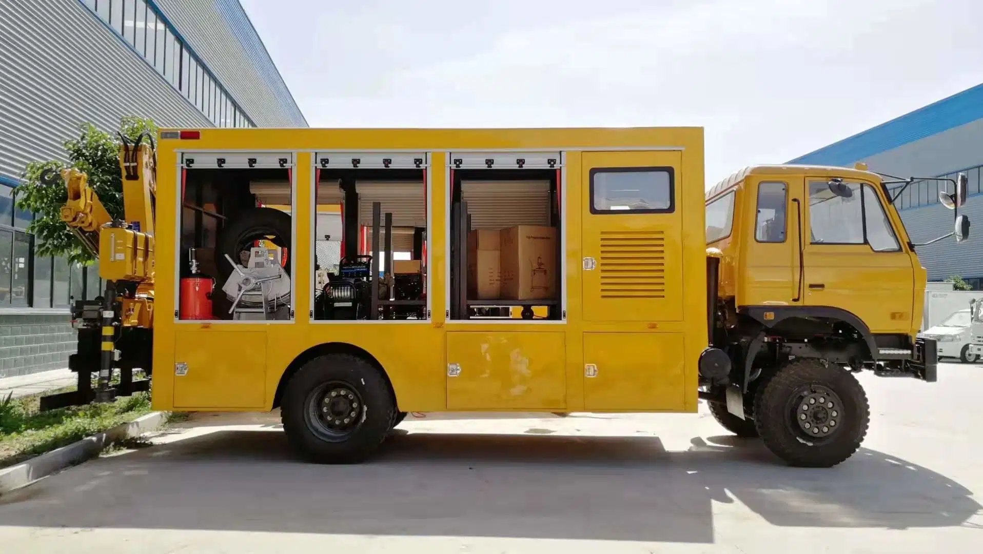 Dongfeng Workshop Tools Supply Mobile Repair Truck with 3.2tons Crane