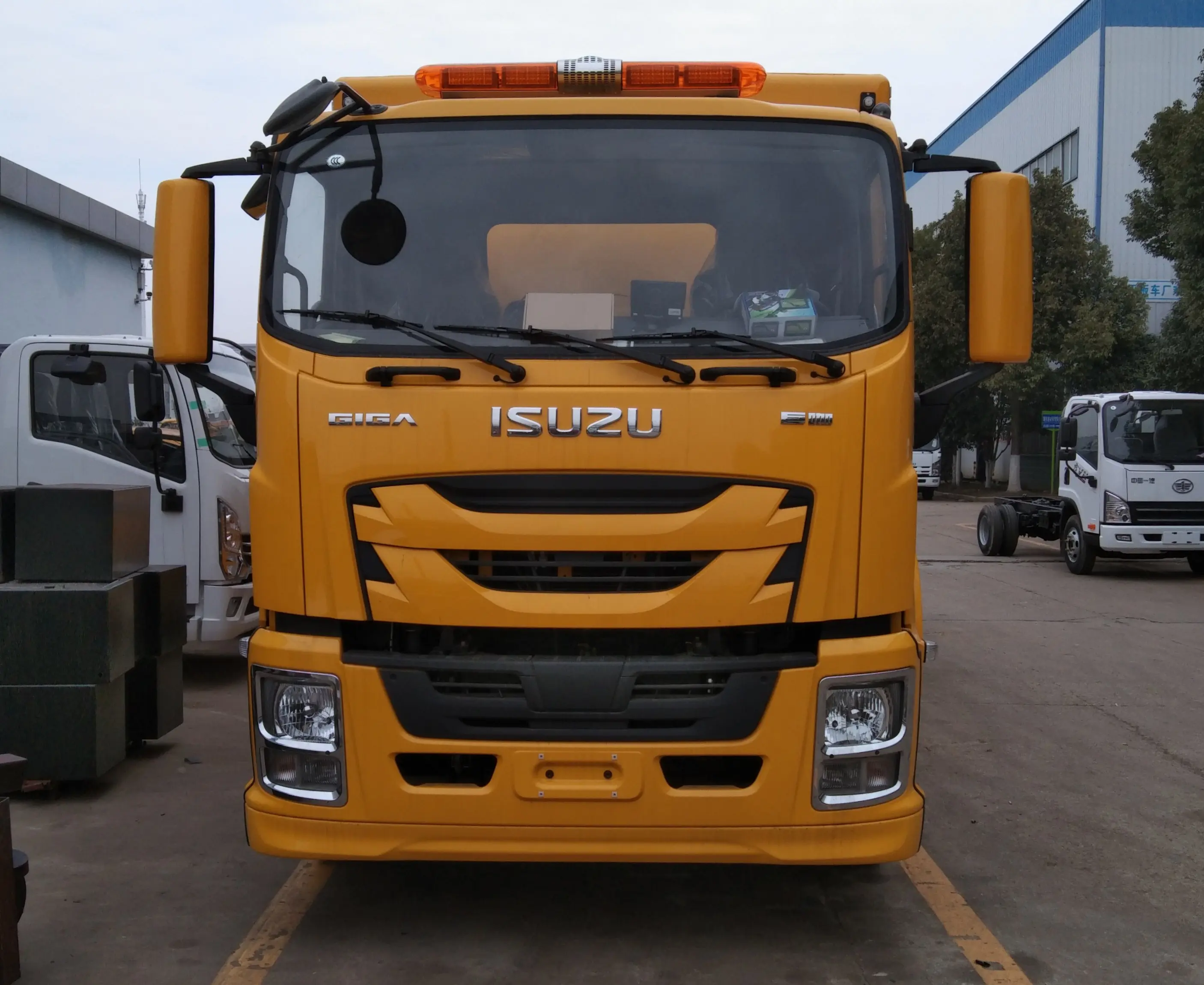 ISUZU 4X2 6 Wheel Maintenance Lorry Mobile Workshop Service Truck with Hydraulic Tailboard