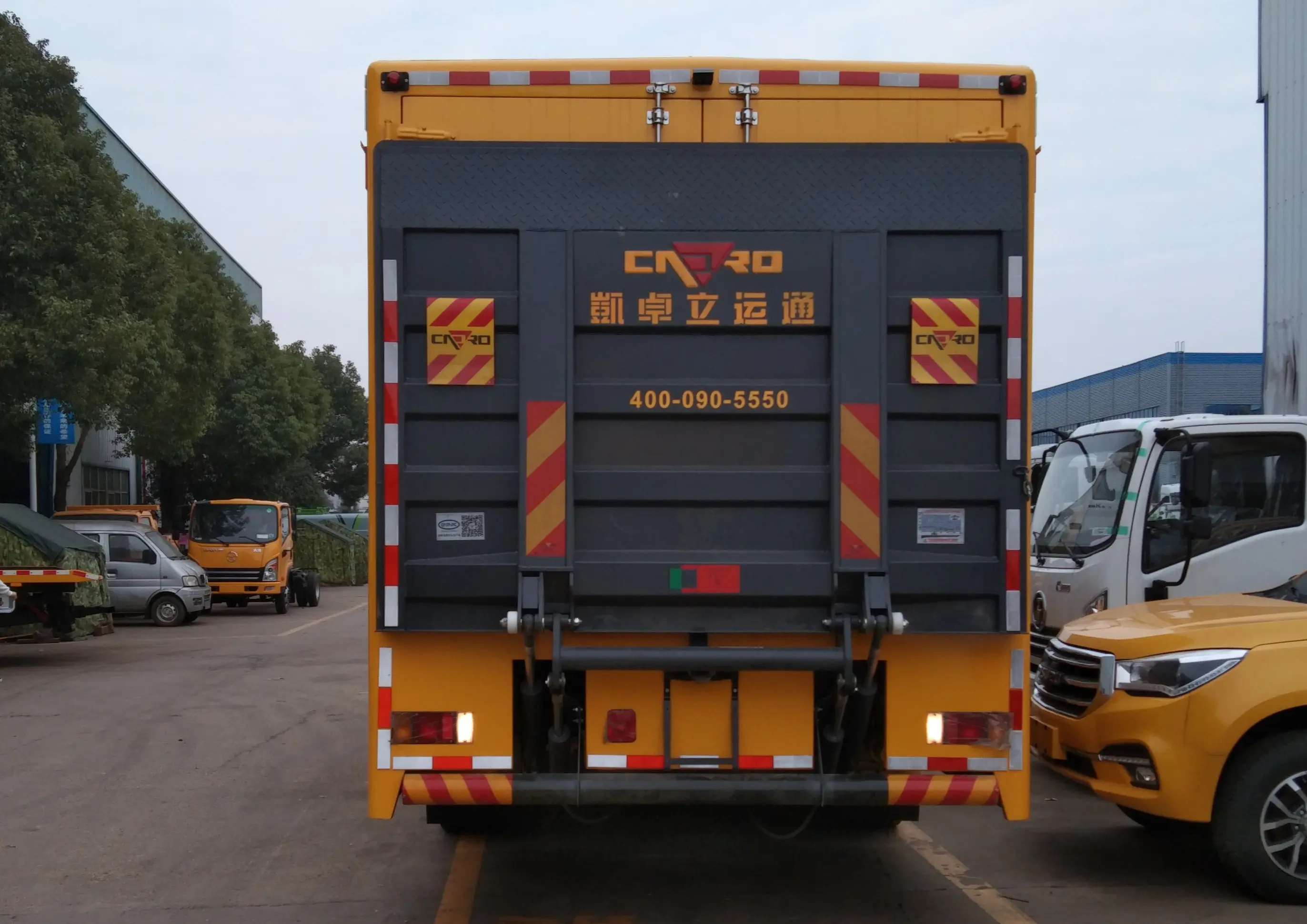 ISUZU 4X2 6 Wheel Maintenance Lorry Mobile Workshop Service Truck with Hydraulic Tailboard