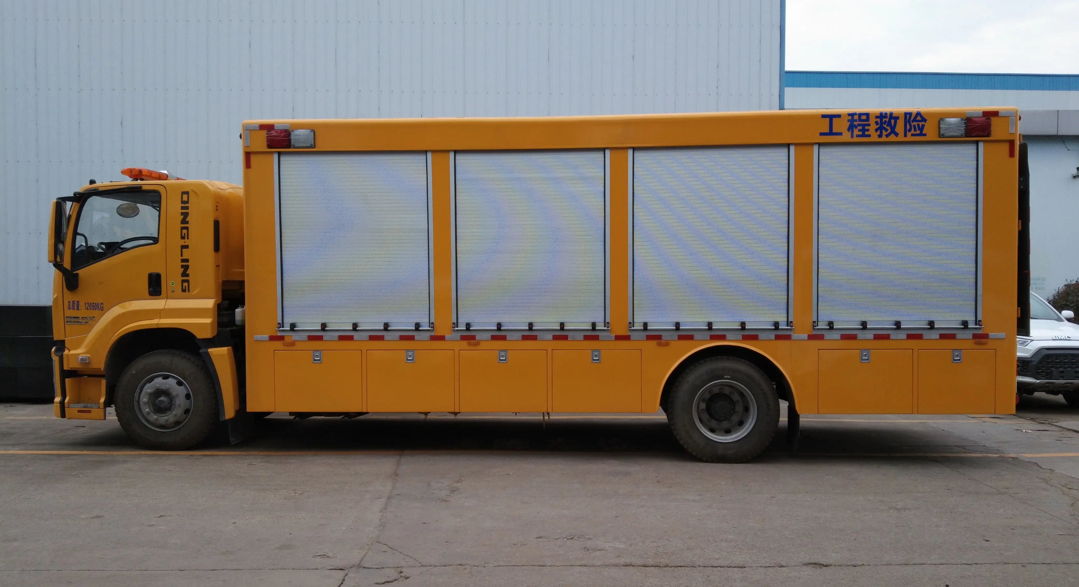 ISUZU 4X2 6 Wheel Maintenance Lorry Mobile Workshop Service Truck with Hydraulic Tailboard