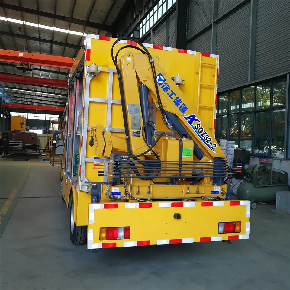 ISUZU 4X2 6 Wheel Maintenance Lorry Mobile Workshop Service Truck with 3.2tons Crane