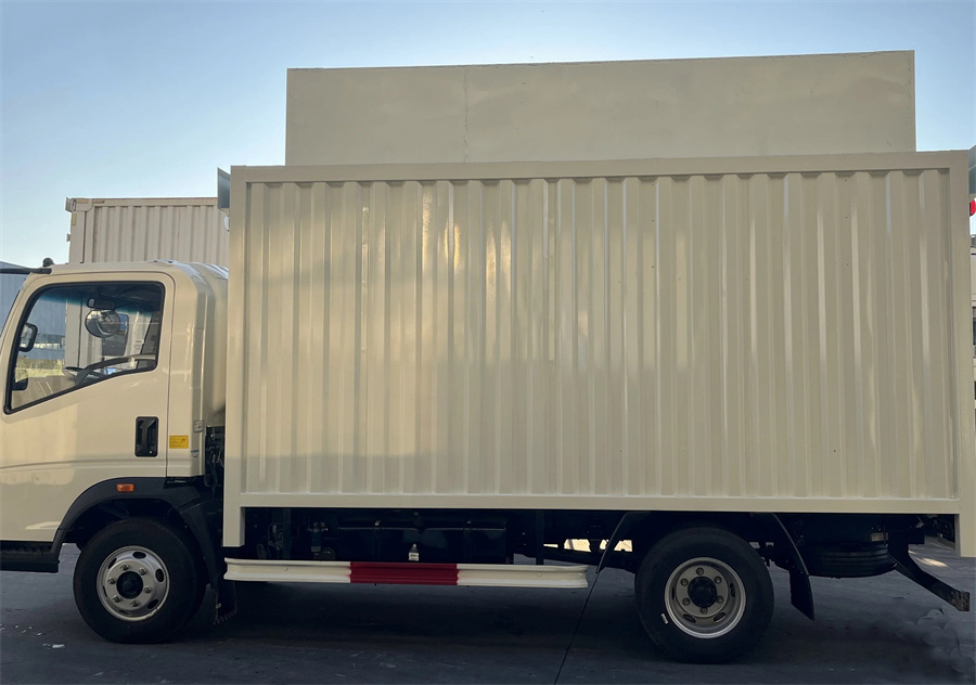 HOWO 6 Wheel Light Van 4X2 Mobile Workshop Truck