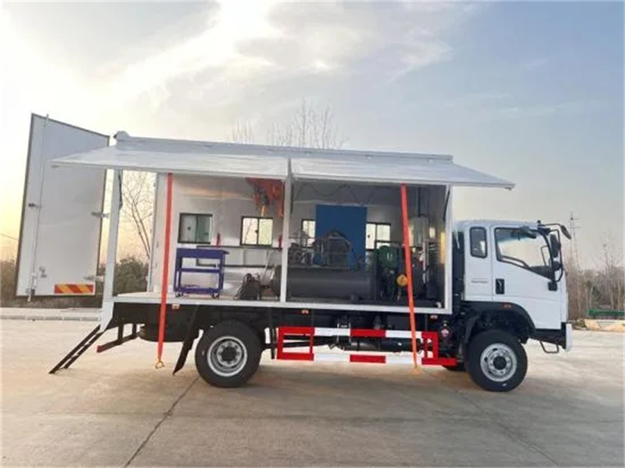 Sinotruk HOWO 4X4 Mining Construction Machine Repaire Workshop Trucks