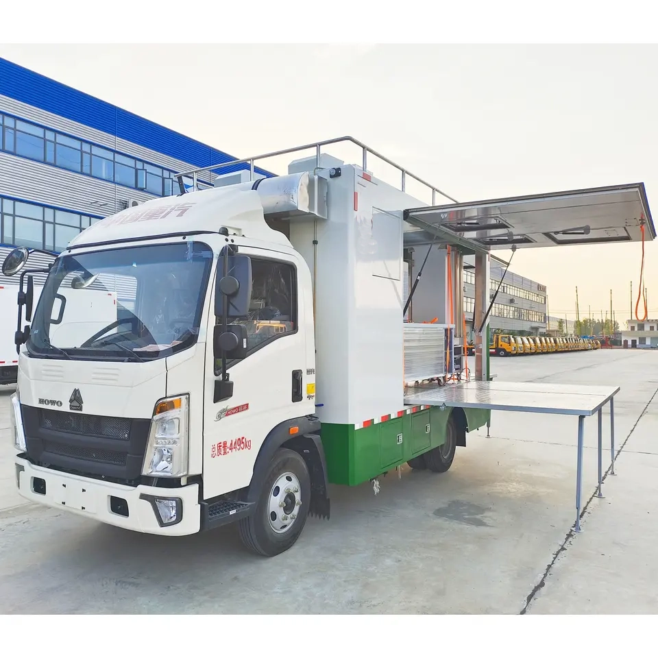 HOWO Customized 4X2 Mobile Kitchen Fast Food Cooking Truck