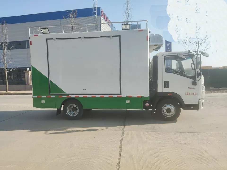 HOWO Customized 4X2 Mobile Kitchen Fast Food Cooking Truck