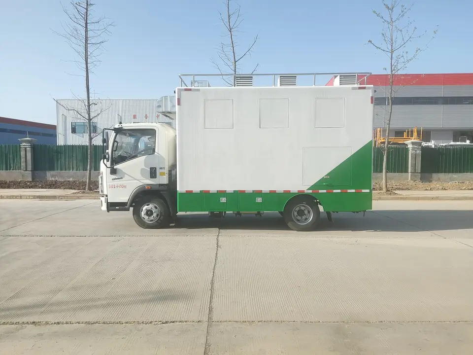 HOWO Customized 4X2 Mobile Kitchen Fast Food Cooking Truck