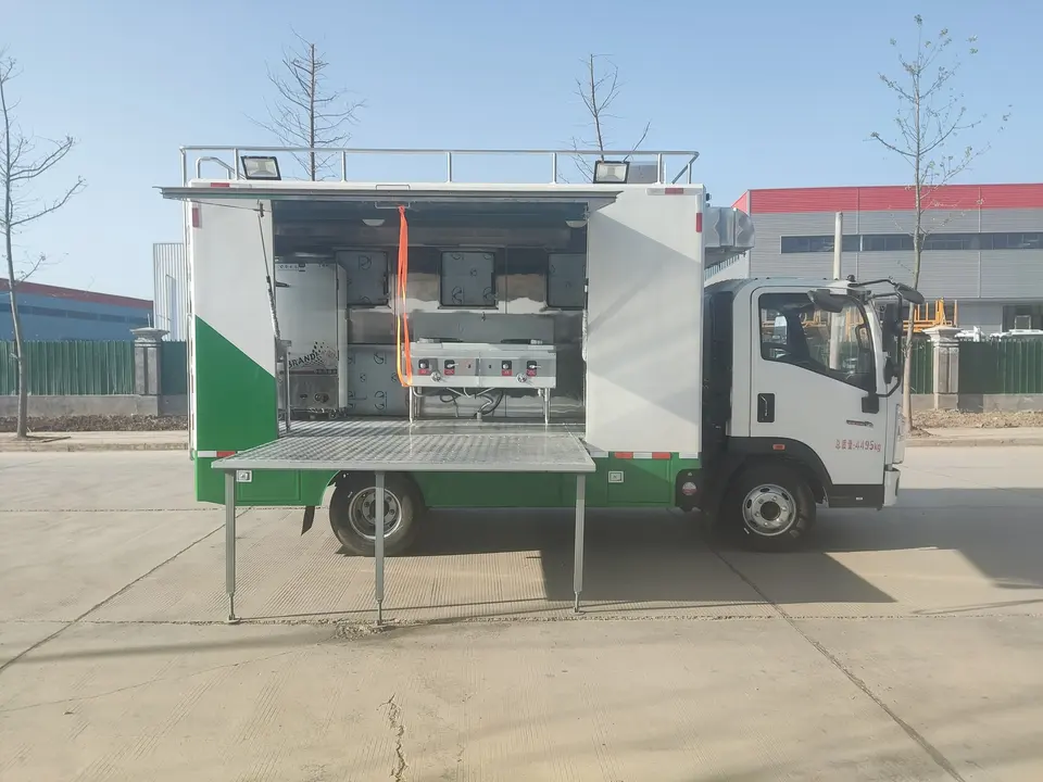 HOWO Customized 4X2 Mobile Kitchen Fast Food Cooking Truck