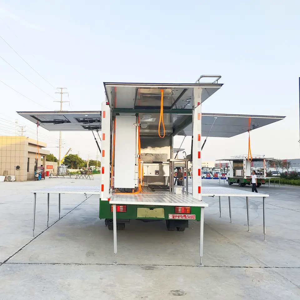 HOWO Customized 4X2 Mobile Kitchen Fast Food Cooking Truck