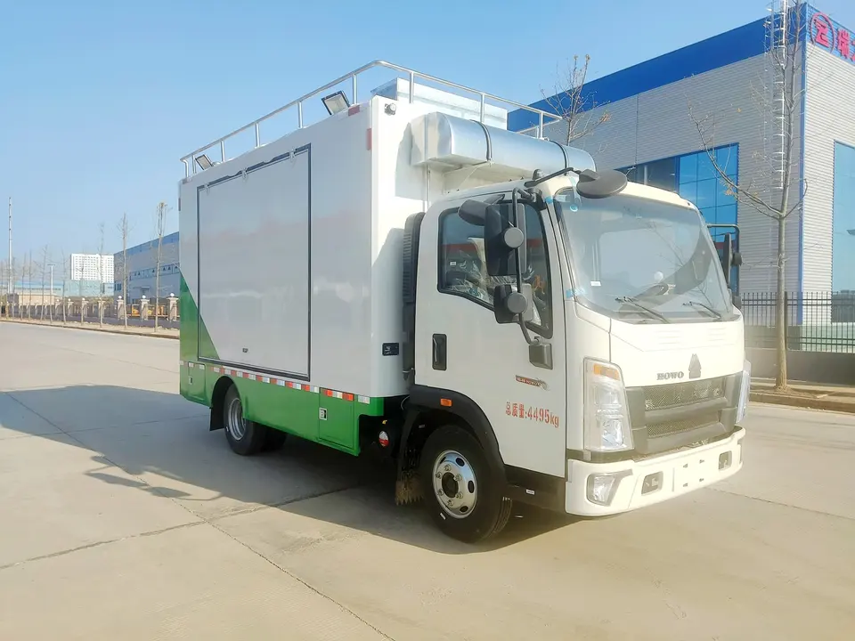 HOWO Customized 4X2 Mobile Kitchen Fast Food Cooking Truck