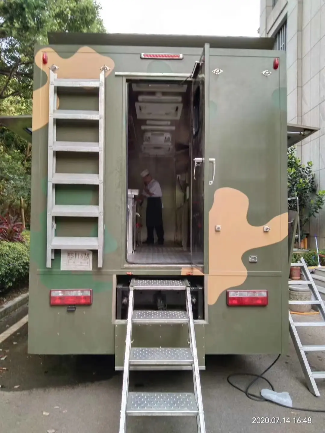 Dongfeng 6X6 off Road Mobile Fast Food Truck for Mlitary Troops Field Cooking