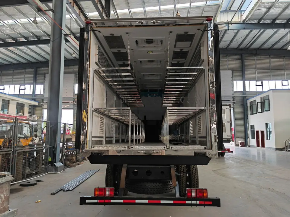 Sinotruk HOWO 4X2 Constant Temperature Baby Chicken Poultry Transport Truck