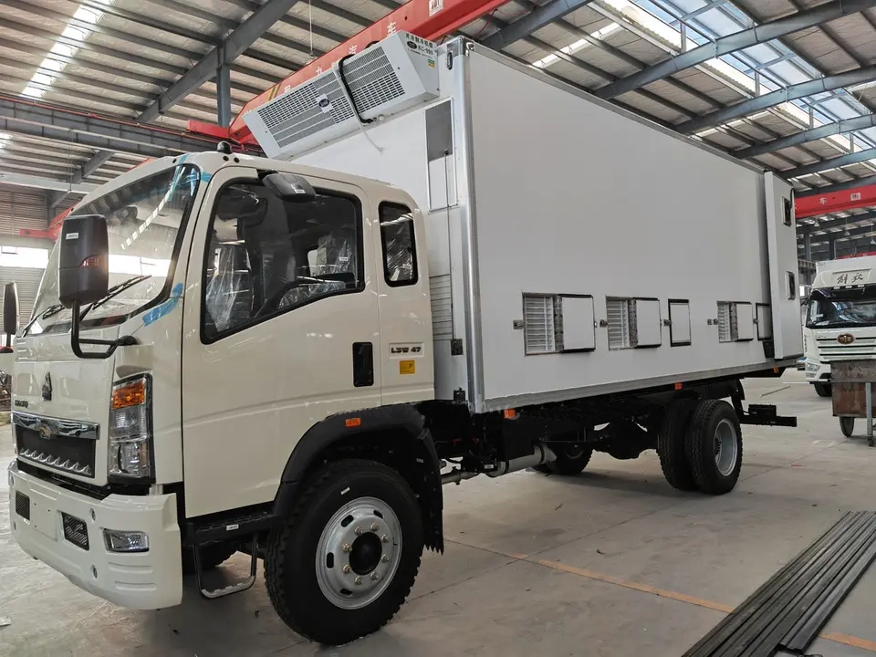 Sinotruk HOWO 4X2 Constant Temperature Baby Chicken Poultry Transport Truck