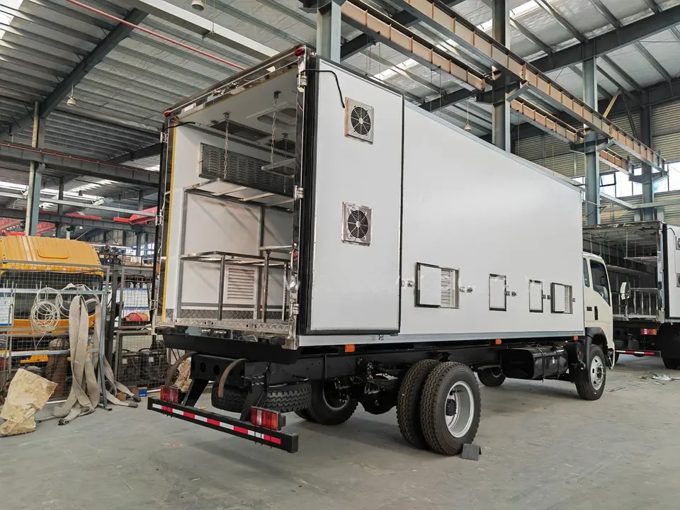 Sinotruk HOWO 4X2 Constant Temperature Baby Chicken Poultry Transport Truck