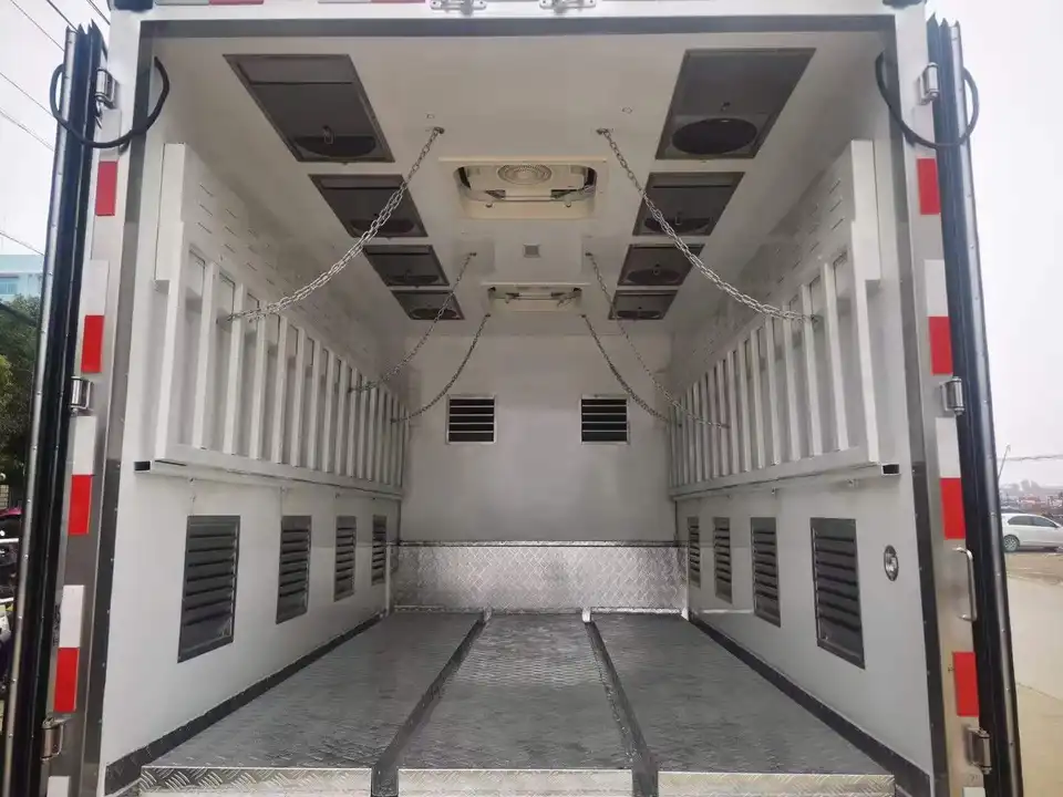 Isuzu Baby Chick One Day Chick Transport Truck