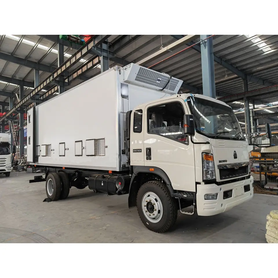 Sinotruk HOWO 4X2 Constant Temperature Baby Chicken Poultry Transport Truck