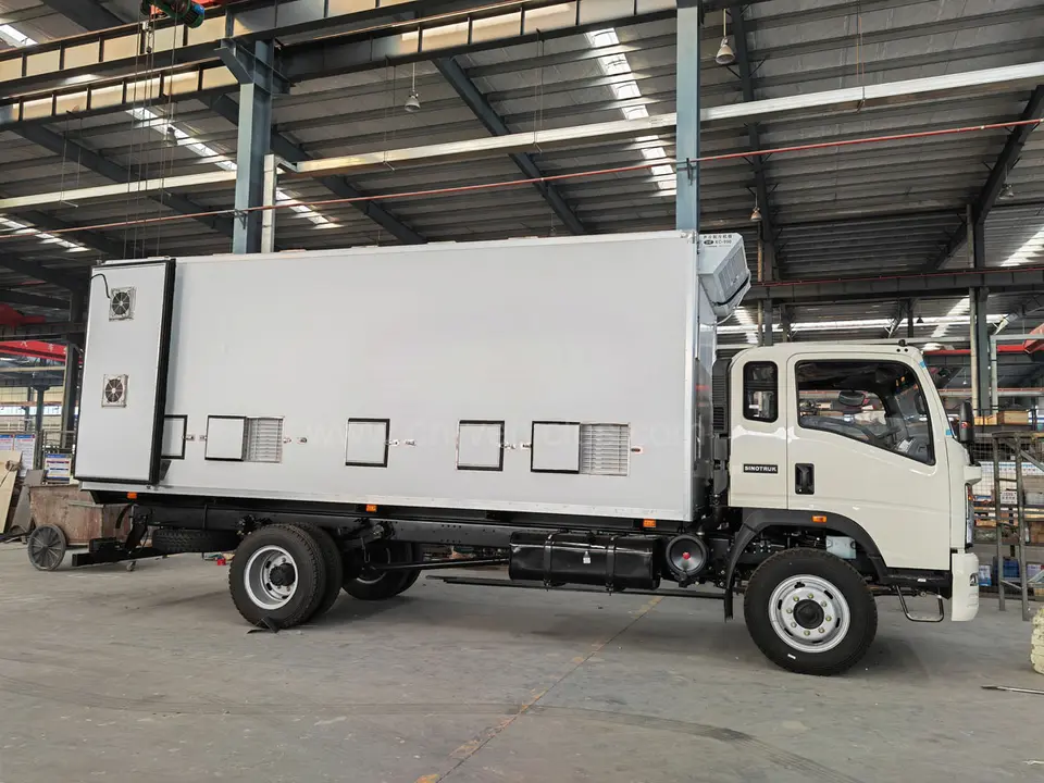 Sinotruk HOWO 4X2 Constant Temperature Baby Chicken Poultry Transport Truck