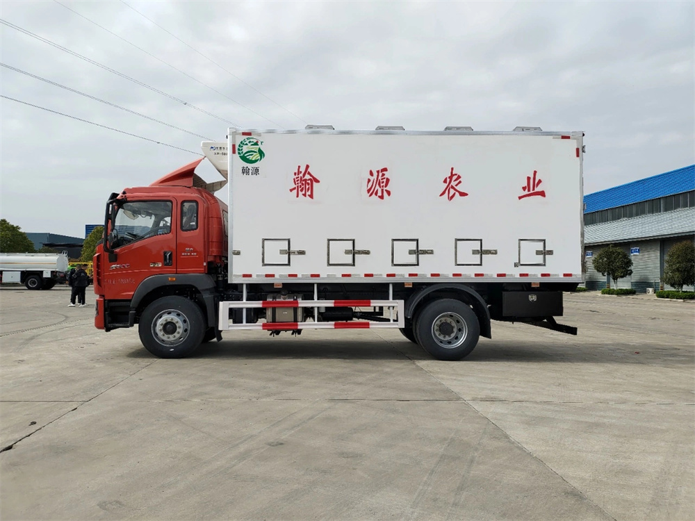 HOWO 4X2 Baby Chicken Poultry Transport Van Truck