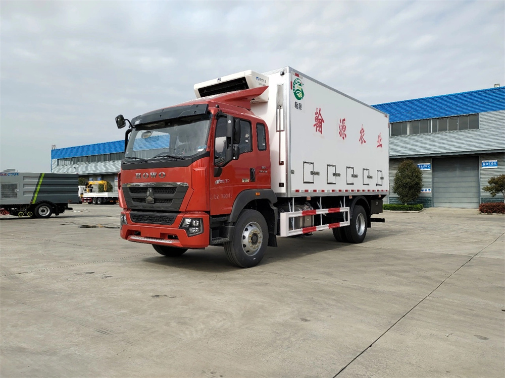 HOWO 4X2 Baby Chicken Poultry Transport Van Truck