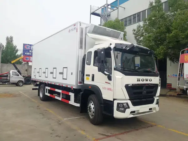 HOWO 4X2 Baby Chicken Poultry Transport Van Truck