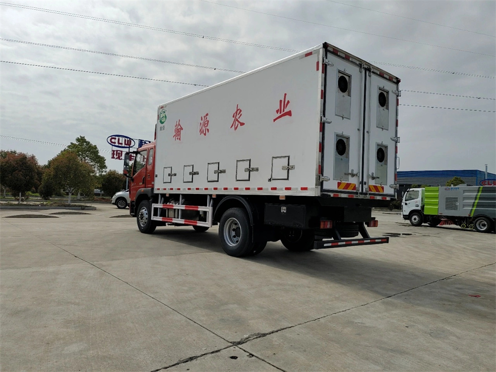 HOWO 4X2 Baby Chicken Poultry Transport Van Truck