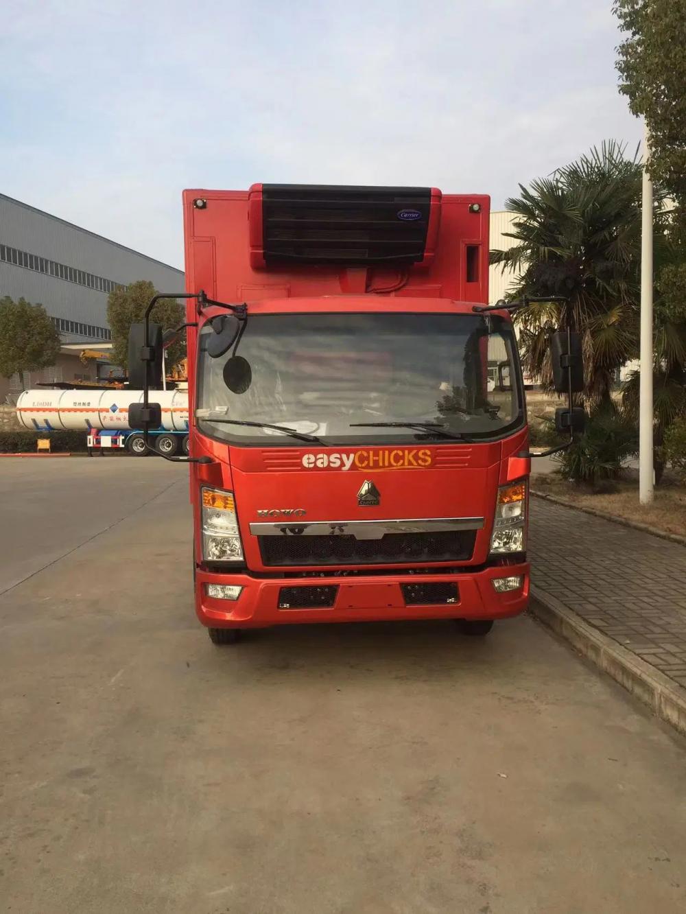 Sinotruk HOWO 4m Box Poultry Day Old Seedings Transported Trucks