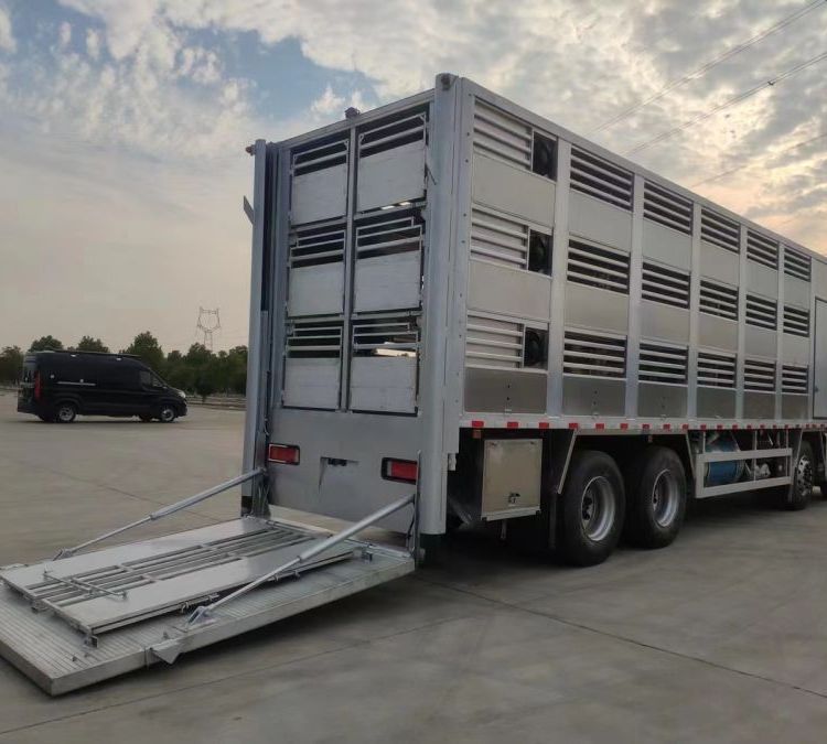 8X4 12 Wheels Box Body Livestock Transport Refrigerated Truck with Ventilation Equipment for Pig Swine Goats Sheep Animal Delive