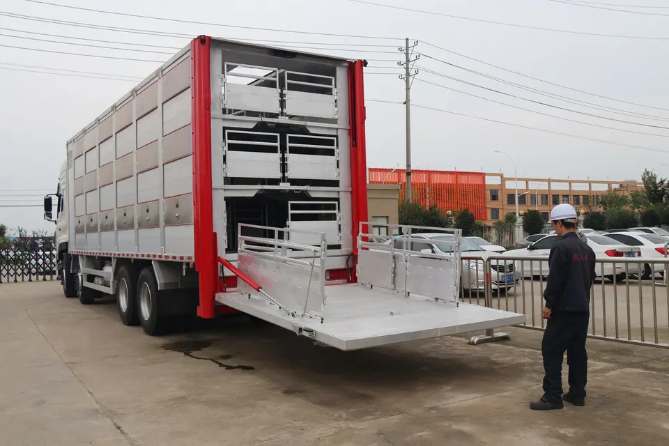 8X4 12 Wheels Box Body Livestock Transport Refrigerated Truck with Ventilation Equipment for Pig Swine Goats Sheep Animal Delive