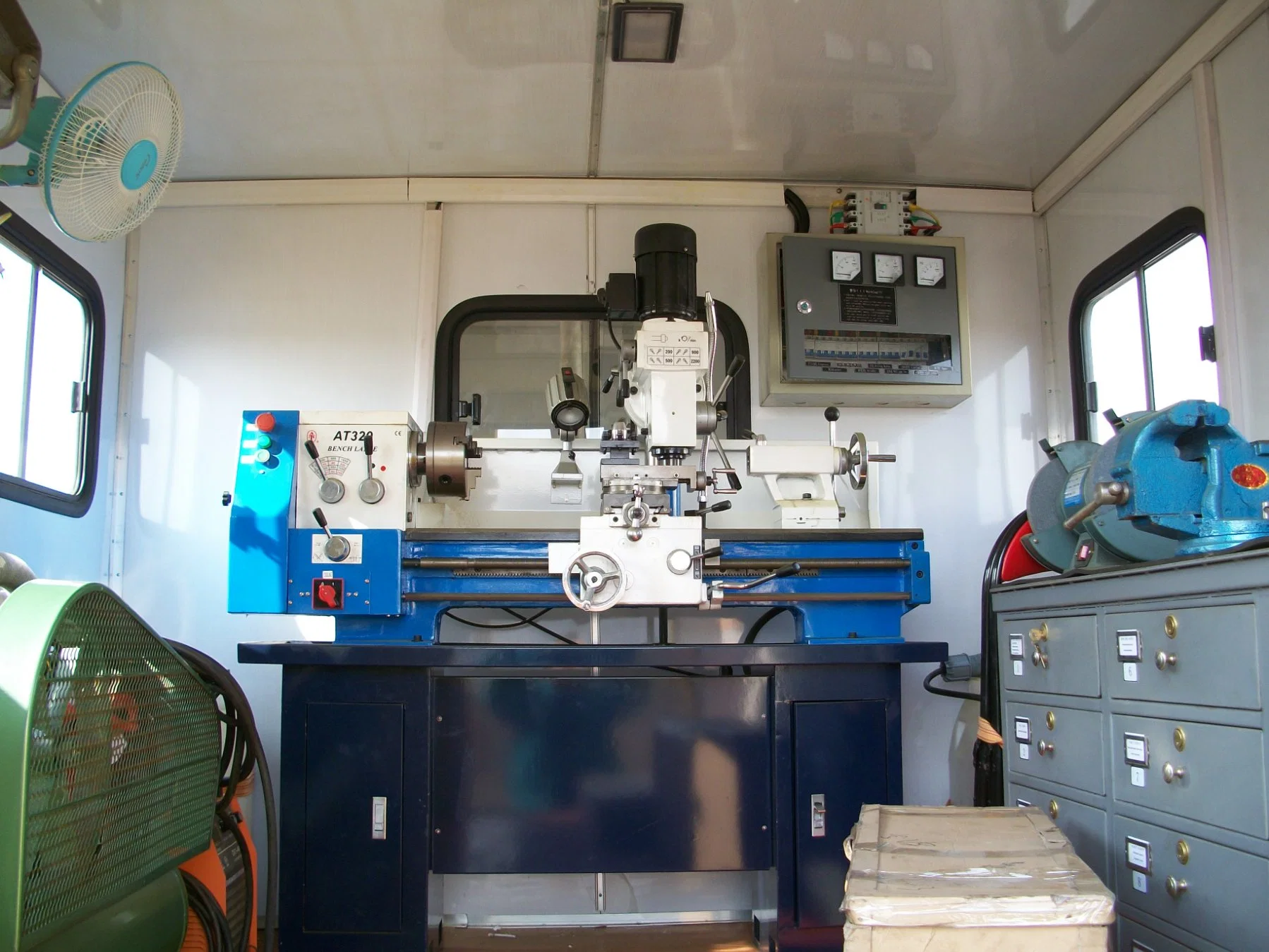 Sinotruk HOWO 4WD Military Mobile Workshop Service Truck