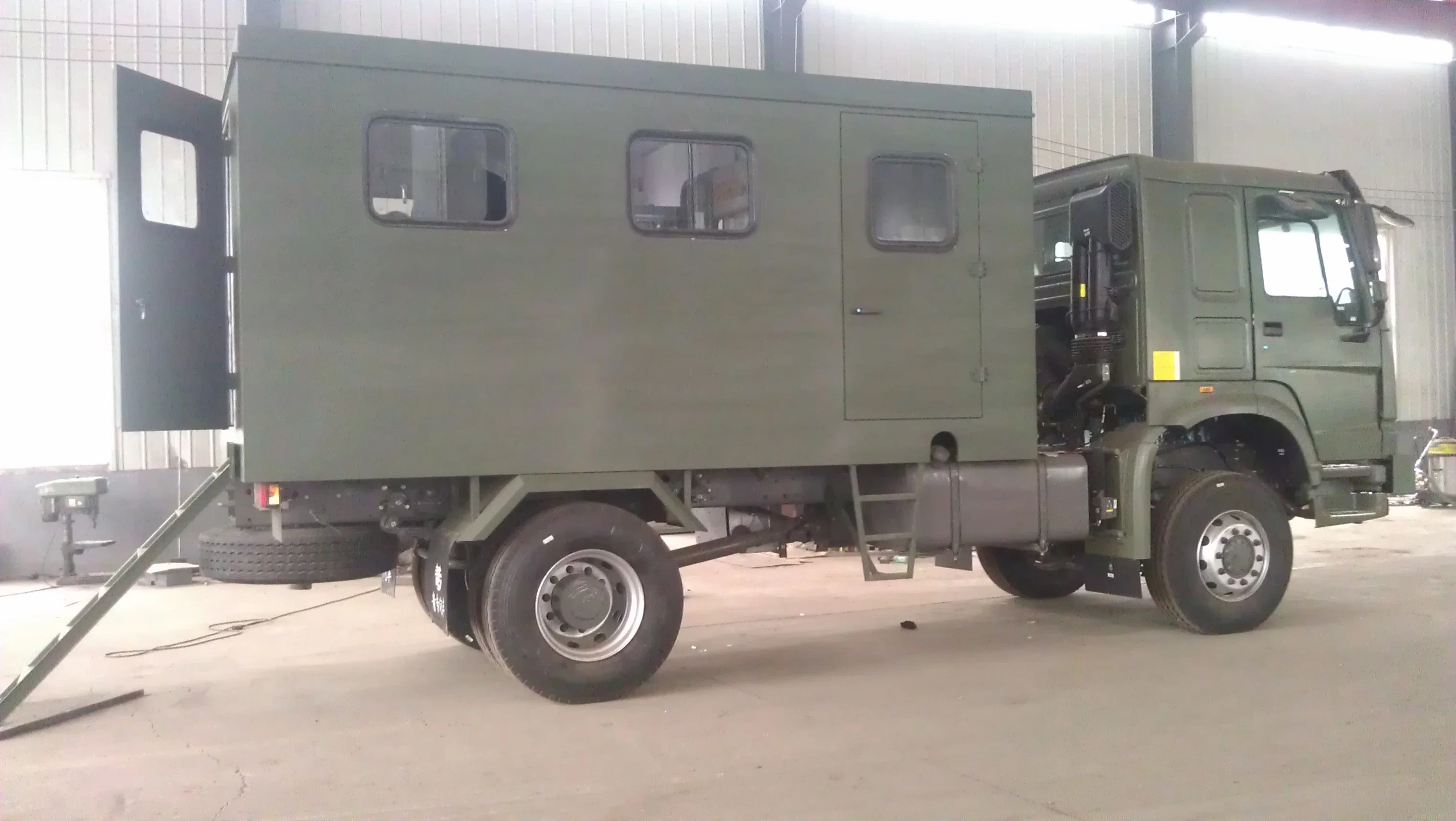 Sinotruk HOWO 4WD Military Mobile Workshop Service Truck