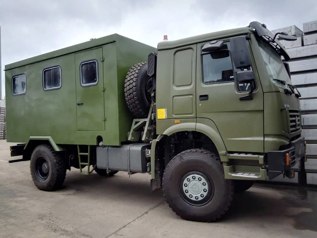 Sinotruk HOWO 4WD Military Mobile Workshop Service Truck