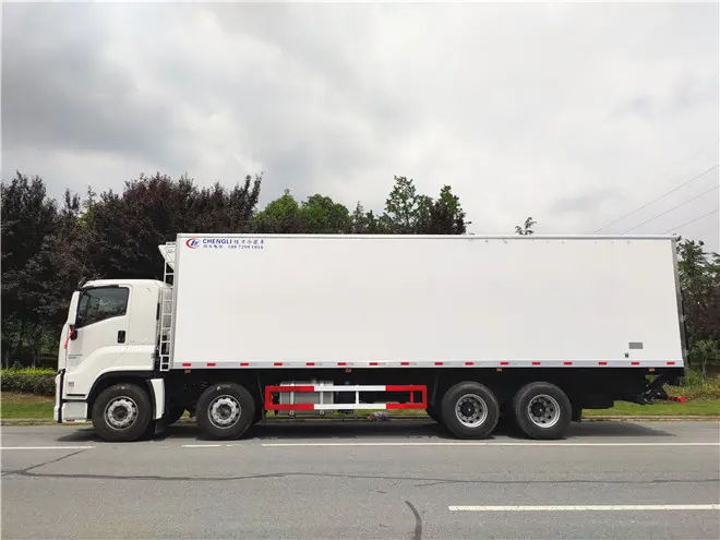 Isuzu GIGA 8X4 25tons Refrigerated Van Truck