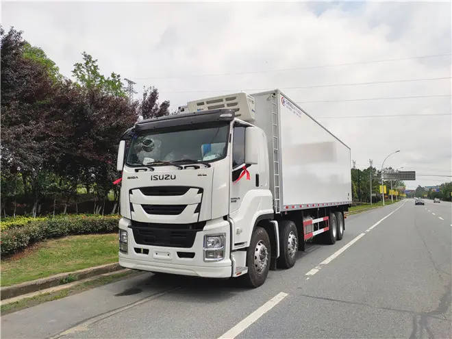 Isuzu GIGA 8X4 25tons Refrigerated Van Truck