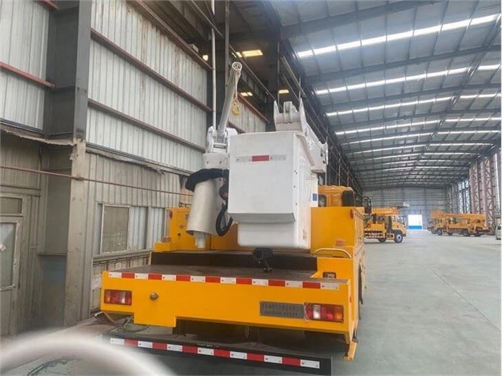 ISUZU 18m Insulated Telescopic Bucket Sky Lift Truck