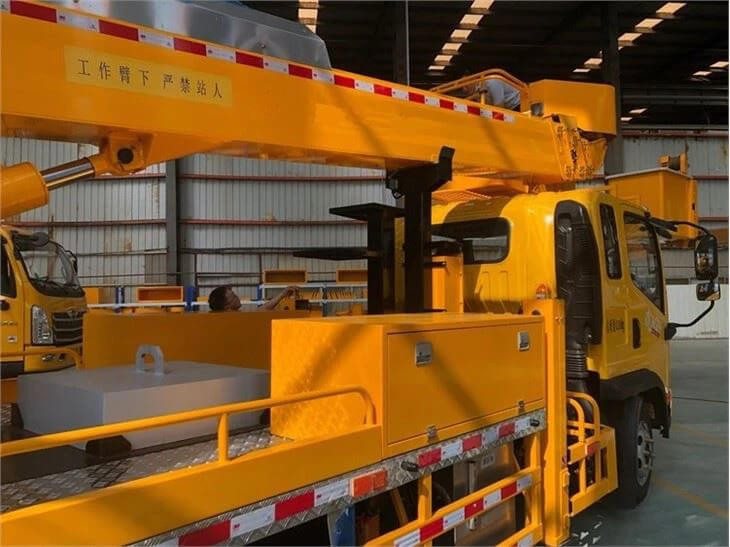 ISUZU 18m Insulated Telescopic Bucket Sky Lift Truck
