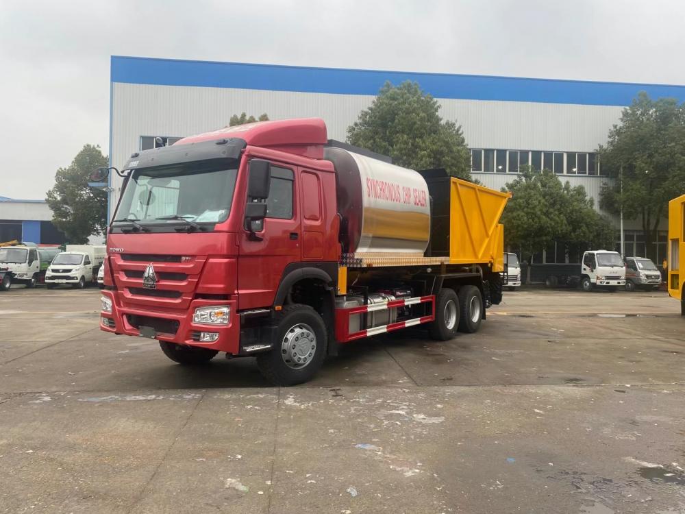 Sinotruck HOWO 6x4 10wheels Synchronous chip sealer asphalt gravel truck