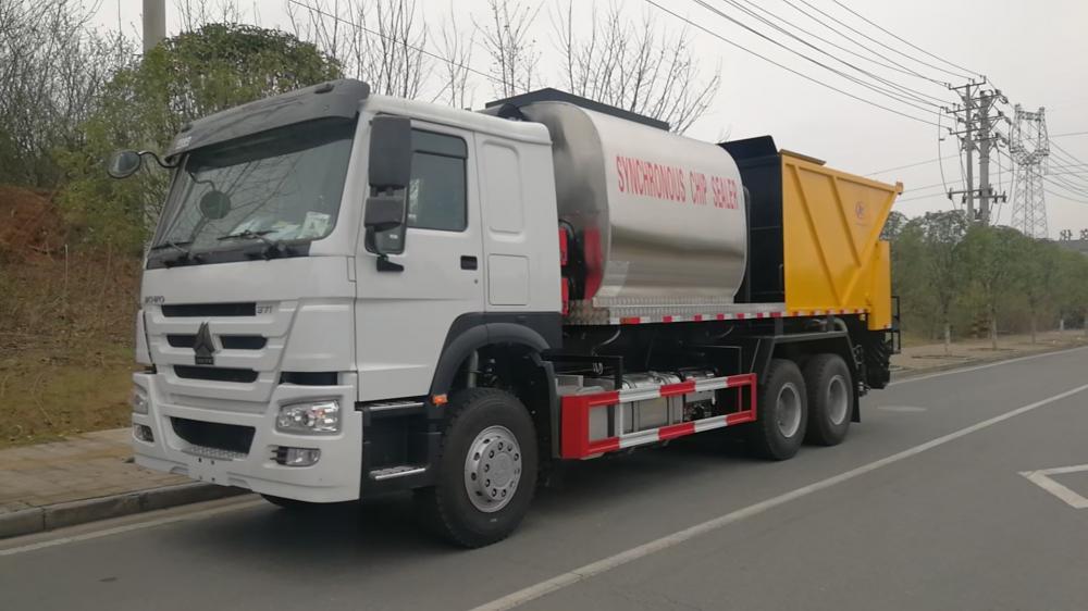 Sinotruck HOWO 6x4 10wheels Synchronous chip sealer asphalt gravel truck