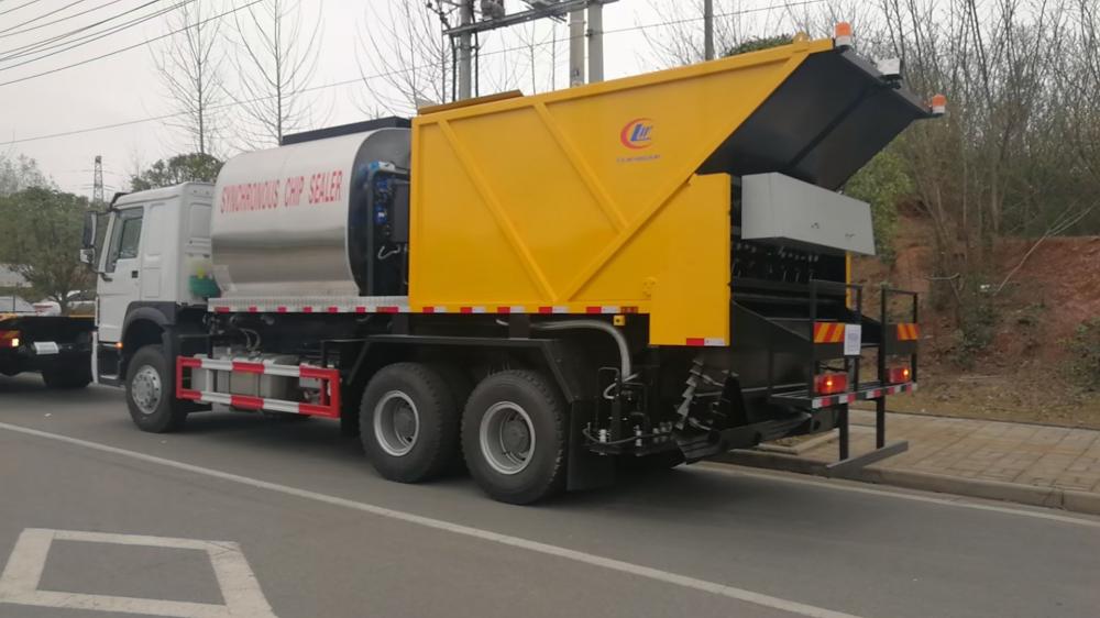 Sinotruck HOWO 6x4 10wheels Synchronous chip sealer asphalt gravel truck