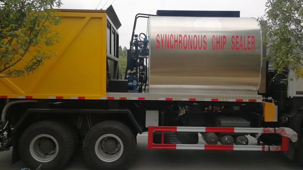 Sinotruck HOWO 6x4 10wheels Synchronous chip sealer asphalt gravel truck