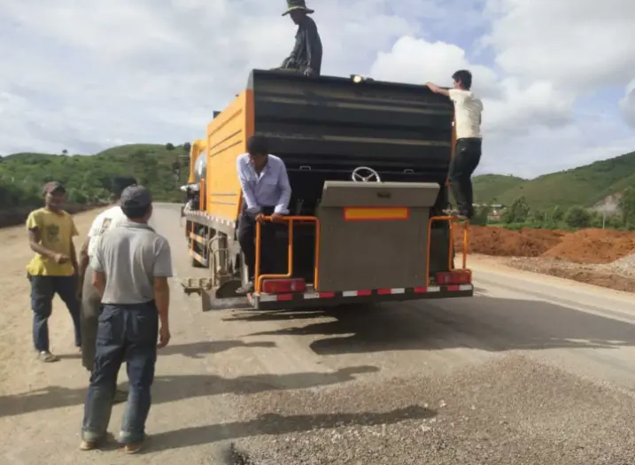 Sinotruck HOWO 8x4 12wheels Synchronous chip sealer asphalt gravel truck