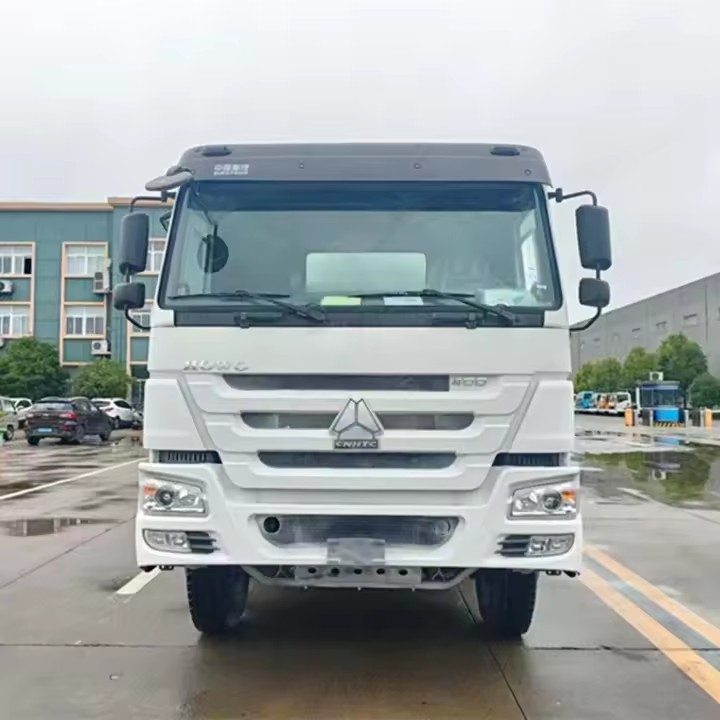 Sinotruk HOWO 8X4 30cbm Heavy Dry Grain Silo Bulk Cement Transport Powder Tank Trucks