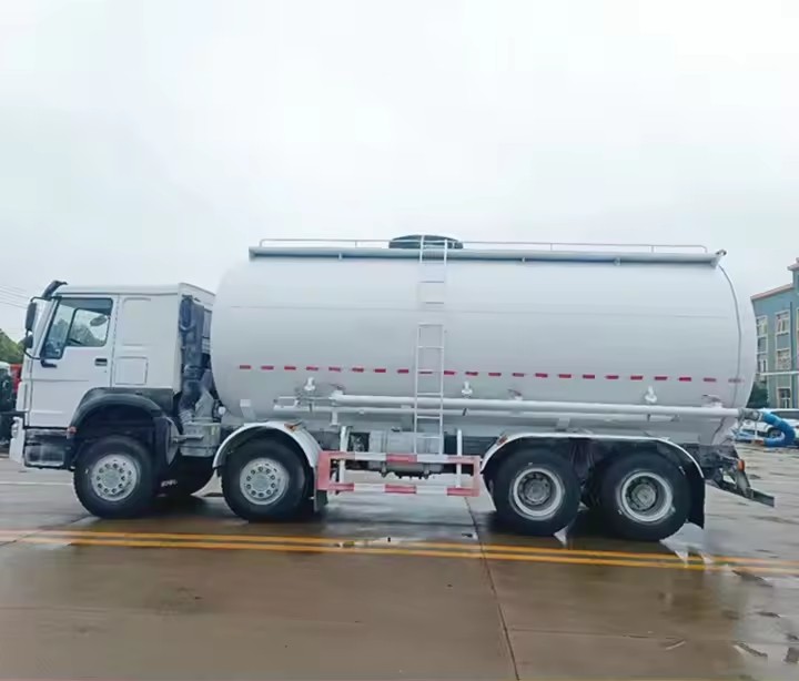 Sinotruk HOWO 8X4 30cbm Heavy Dry Grain Silo Bulk Cement Transport Powder Tank Trucks