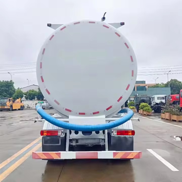 Sinotruk HOWO 8X4 30cbm Heavy Dry Grain Silo Bulk Cement Transport Powder Tank Trucks